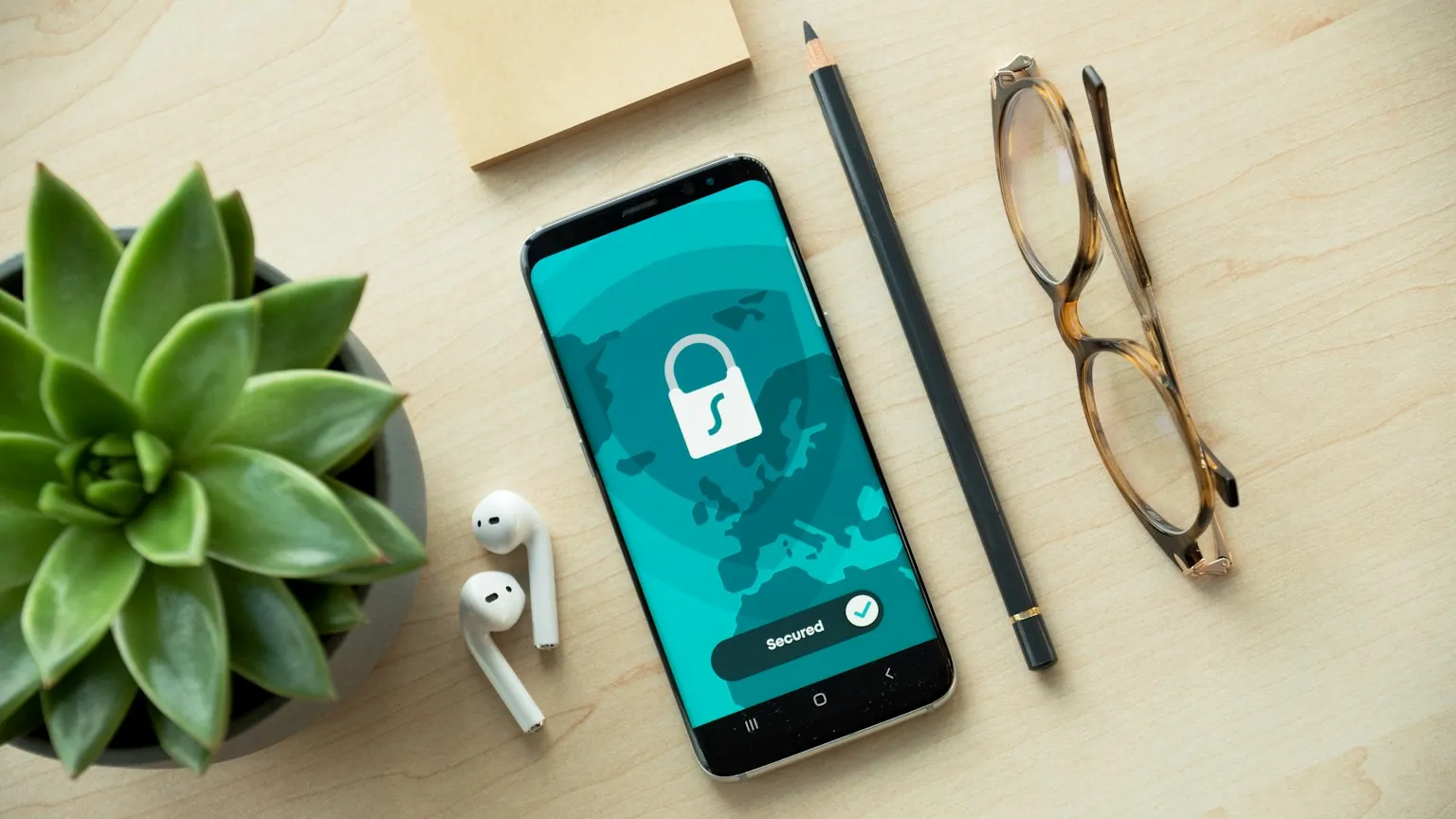 Celular sobre uma mesa de madeira exibindo o ícone de um cadeado