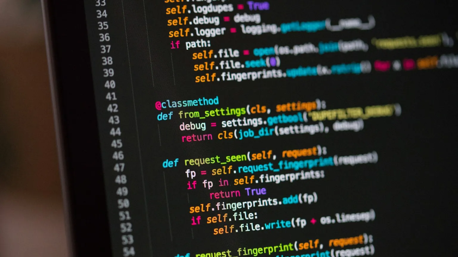 Tela de computador com código-fonte colorido em fundo escuro