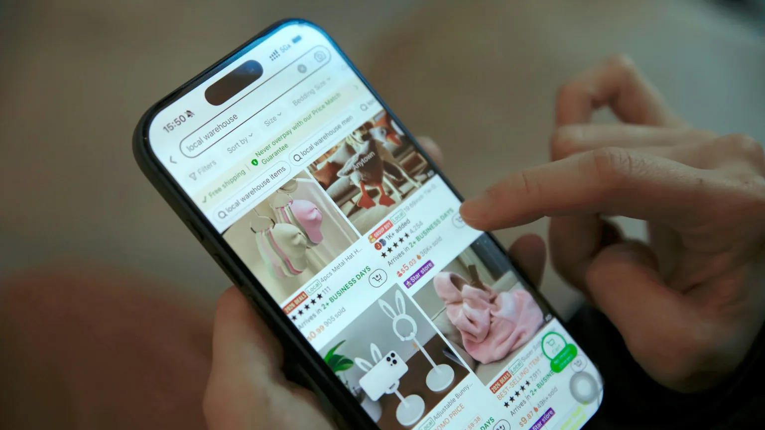 Pessoa navegando em uma loja virtual pelo celular